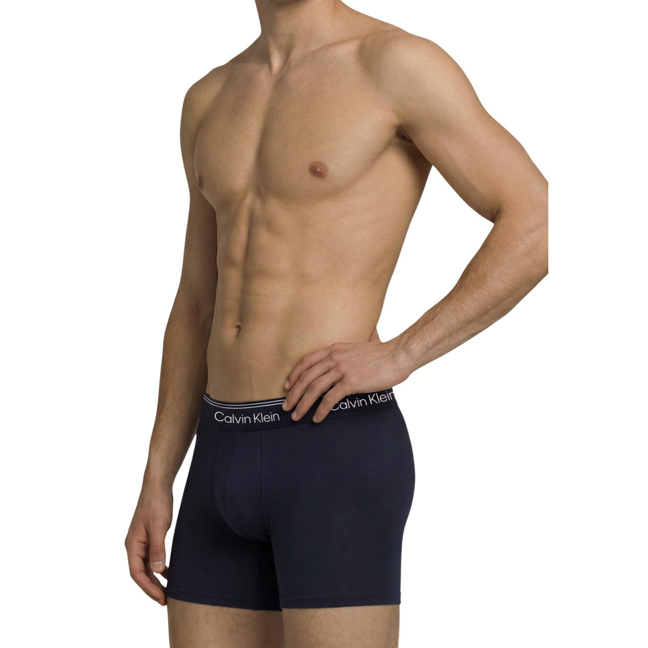 Pack 3 Boxer Brief CK; Grigio, Blu e Azzurro. Microfibra di poliestere riciclato e 12% elastam. Fascia logata iconica, vestibilità aderente, asciugatura rapida. Comfort tecnico per ogni stagione. Vista laterale 