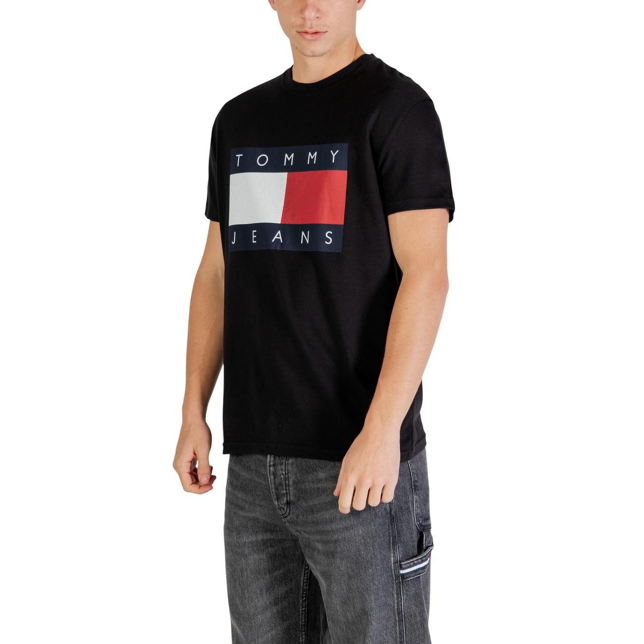 T-shirt Tommy Jeans Flag Badge; 100% Cotone. Regular fit, girocollo, logo ricamato. Maglia uomo in jersey di alta qualità, fresca e versatile per tutto l'anno. Colore nero vista frontale Laterale 