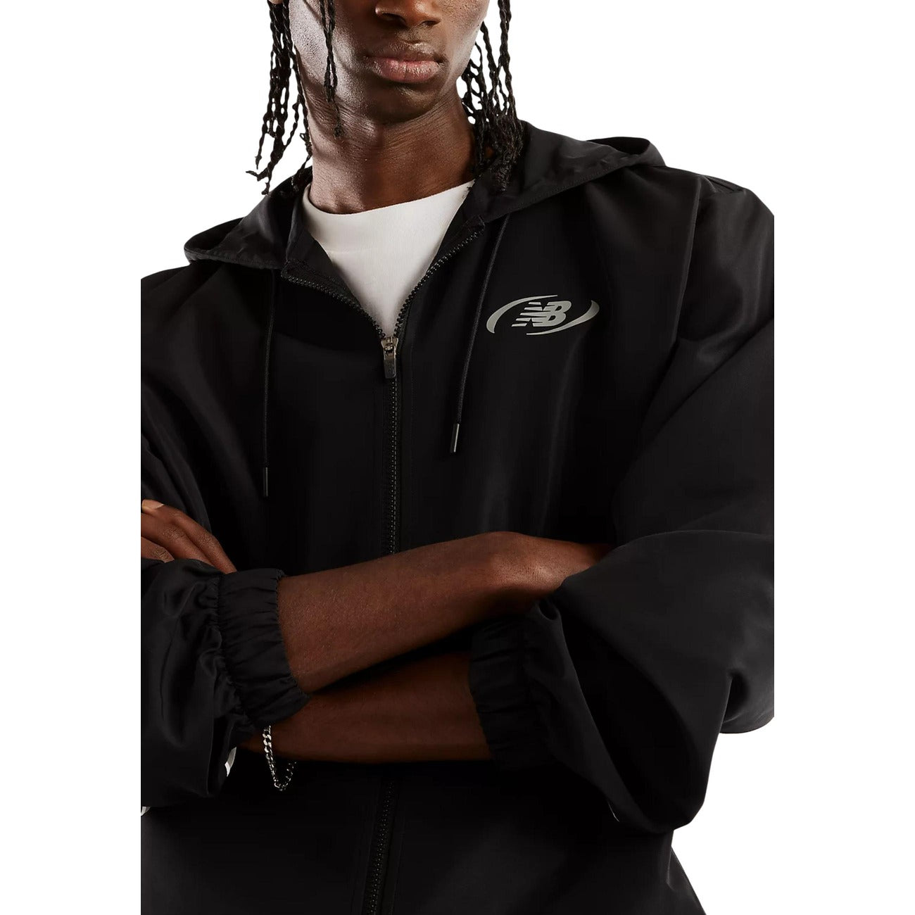 Giacca New Balance nera uomo MJ62Y8SJBK. Giambotto leggero da uomo nero di mezza stagione in poliestere con cappuccio regolabile, coulisse, zip integrale, polsi elasticizzati e logo al petto, giacca a vento casual sportiva.