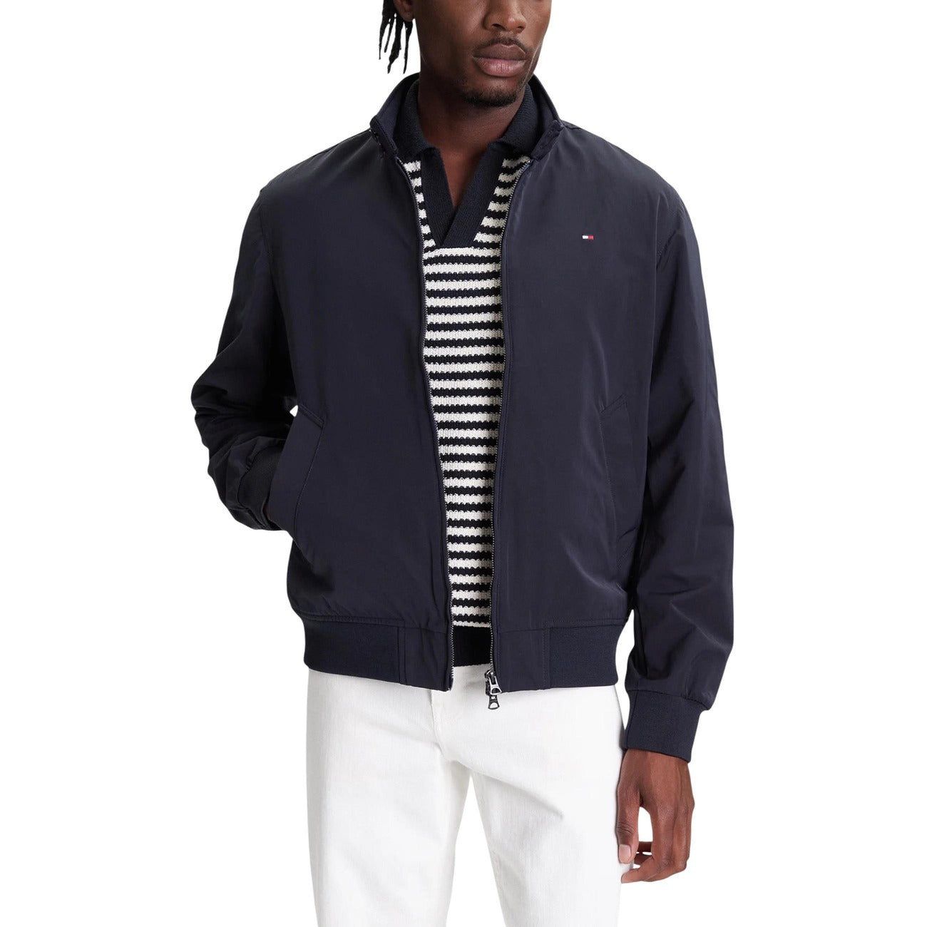 Harrington Jacket Tommy Hilfiger; 50% Poliestere Riciclato. Colletto alto, zip a doppio cursore, polsini elastici. Leggero, antivento e iconico. Fit regular, stile intramontabile. Vista frontale 