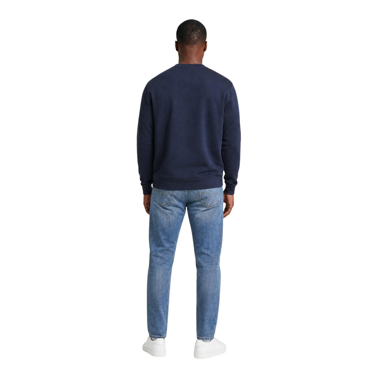 Felpa Girocollo blu Calvin Klein Jeans; Interno Felpato. Logo frontale, finiture a costine, misto cotone resistente. Versatile, iconica e confortevole per ogni giorno. Vista posteriore figura intera