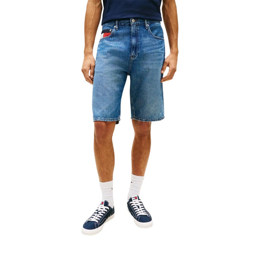 Bermuda Tommy Hilfiger Jeans; Denim Blu. 100% Cotone Sostenibile, vestibilità regolare, 5 tasche. Leggero, resistente e iconico. Ideale per la stagione estiva. Vista frontale 