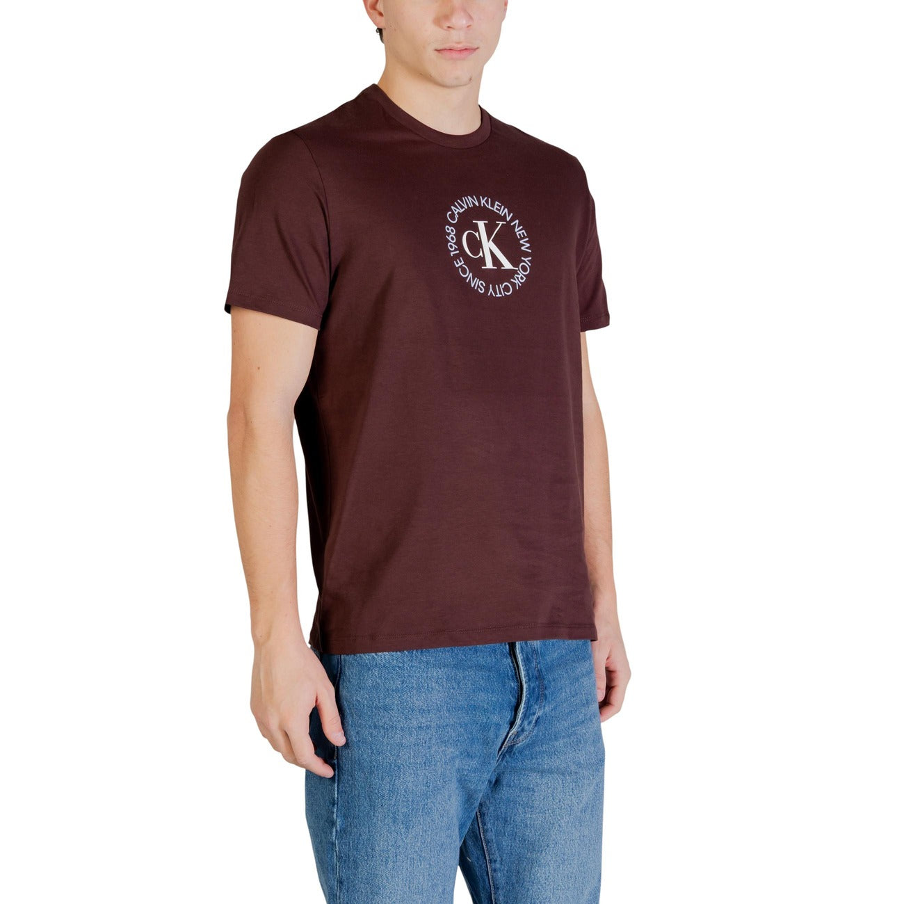 T-shirt CK Jeans Marrone; 100% Cotone. Grafica celebrativa NYC 1968 sul petto, regular fit, girocollo. Comfort naturale e stile heritage per la stagione primavera-estate. Frontale laterale 