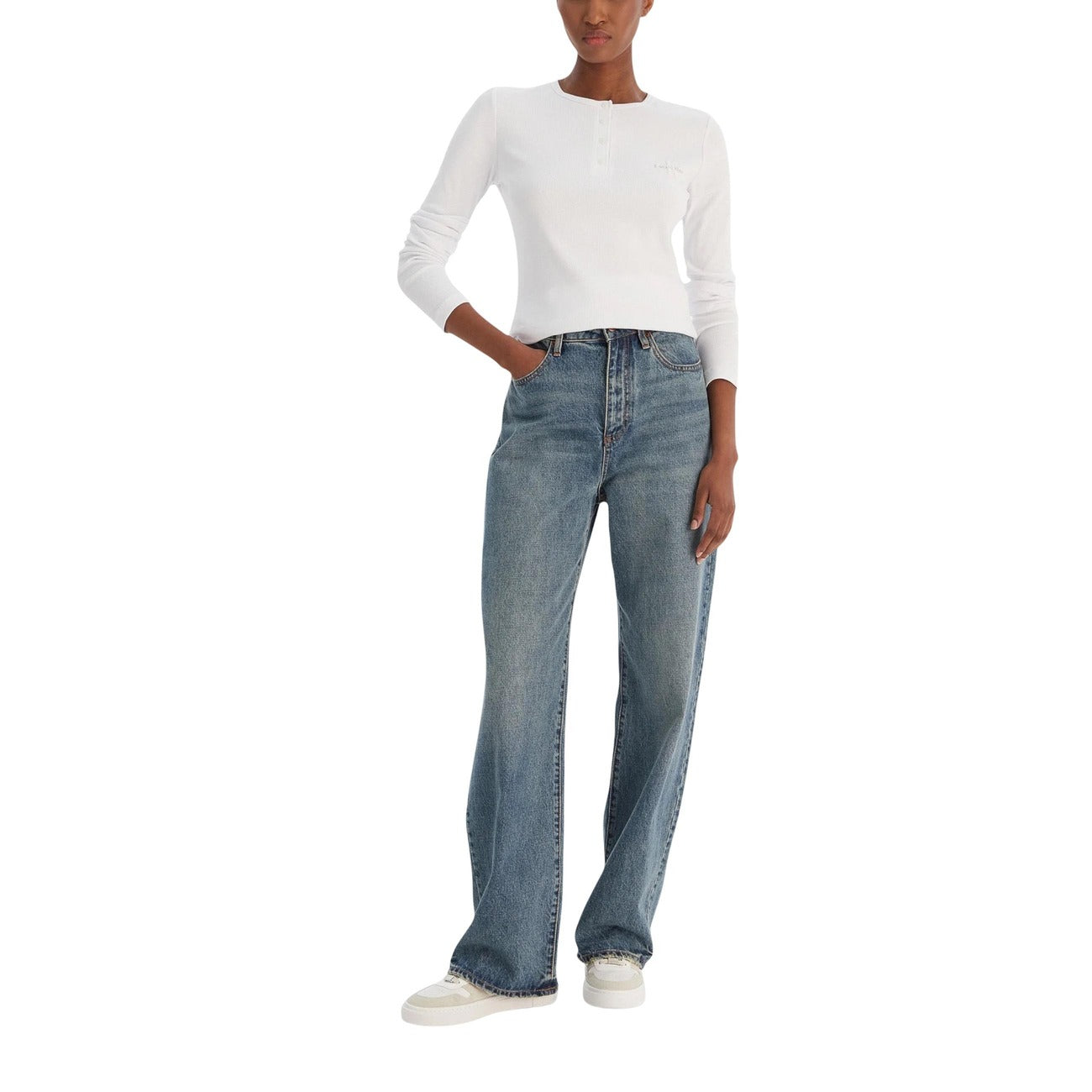 T-shirt serafino a costine Calvin Klein Jeans; maniche lunghe, slim fit, 95% cotone e 5% elastan. Dettaglio monologo CK. Colore bianco. Vista frontale 