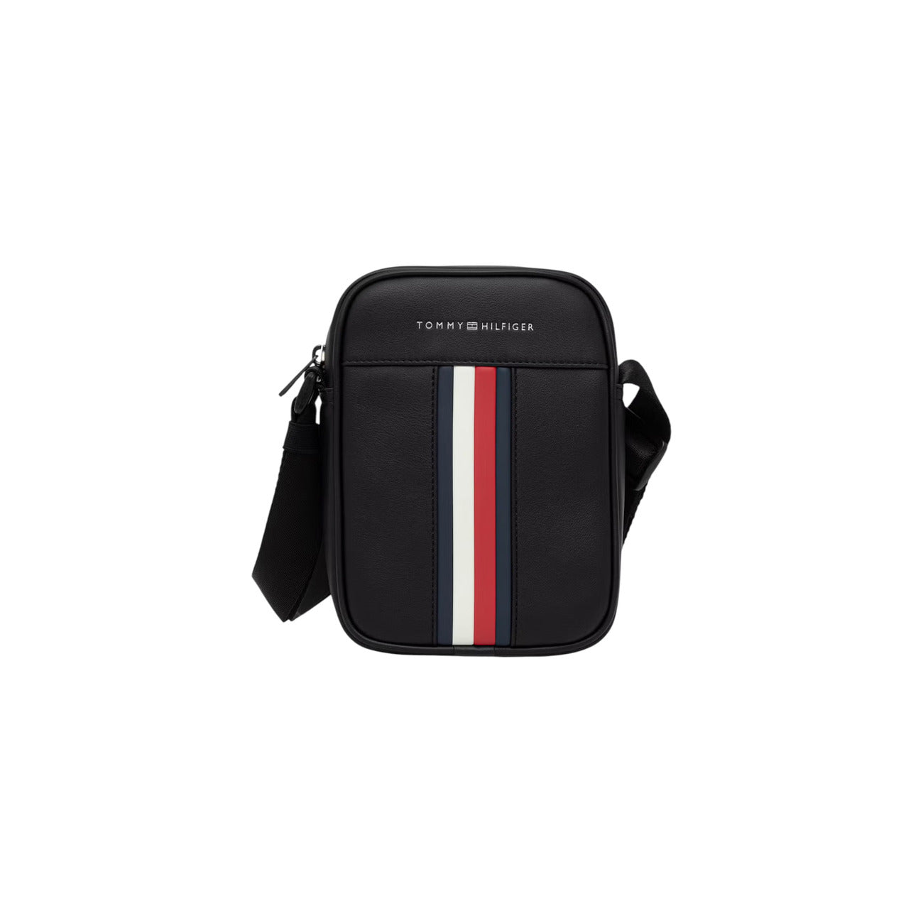Borsa Reporter Uomo Tommy Hilfiger TH Metro; Nero. 100% Poliuretano liscio, chiusura superiore con zip, tracolla regolabile e nastro iconico frontale. Misure verticali e compatte (15x20 cm), capienza 1,85 litri. Frontale 