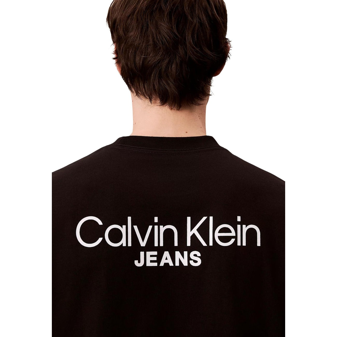 T-shirt CK Jeans Logo Back; 100% cotone, regular fit, manica corta. Stampa logo fronte/retro, girocollo, lavabile in lavatrice. Design funzionale e senza tempo. Colore nero vista posteriore 