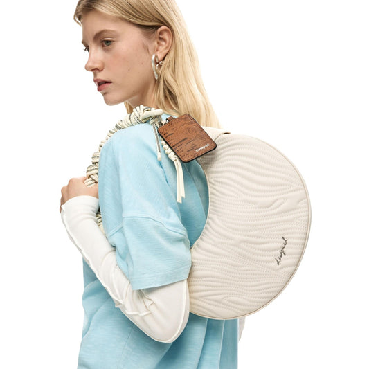 Borsa media panna di forma ovale con tracolle intercambiabili, una corta e l’altra più lunga in stile a tracolla, con impunture ricamate negli stessi toni e applicazione con logo metallico.
Indossata da modella 