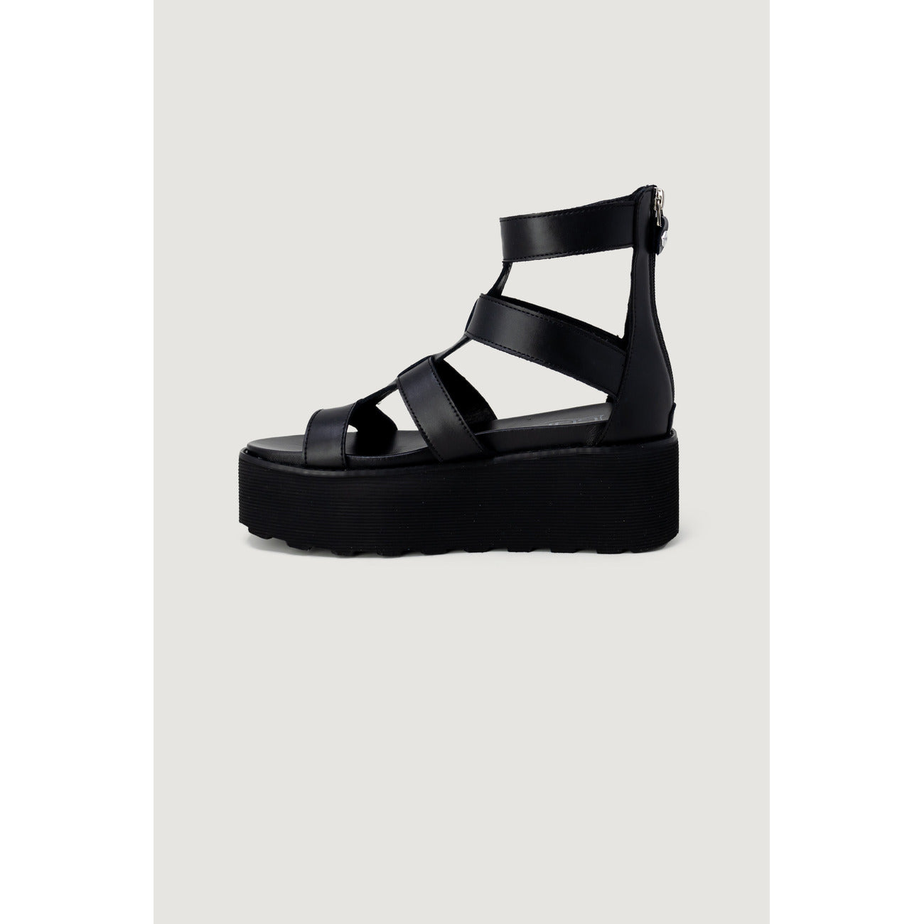 Sandali Platform Cult Nancy; Nero. Pelle e poliuretano, tacco 6 cm, suola dentellata. Chiusura con zip posteriore, logo metallico laterale. Stile grintoso e moderno. Laterale 