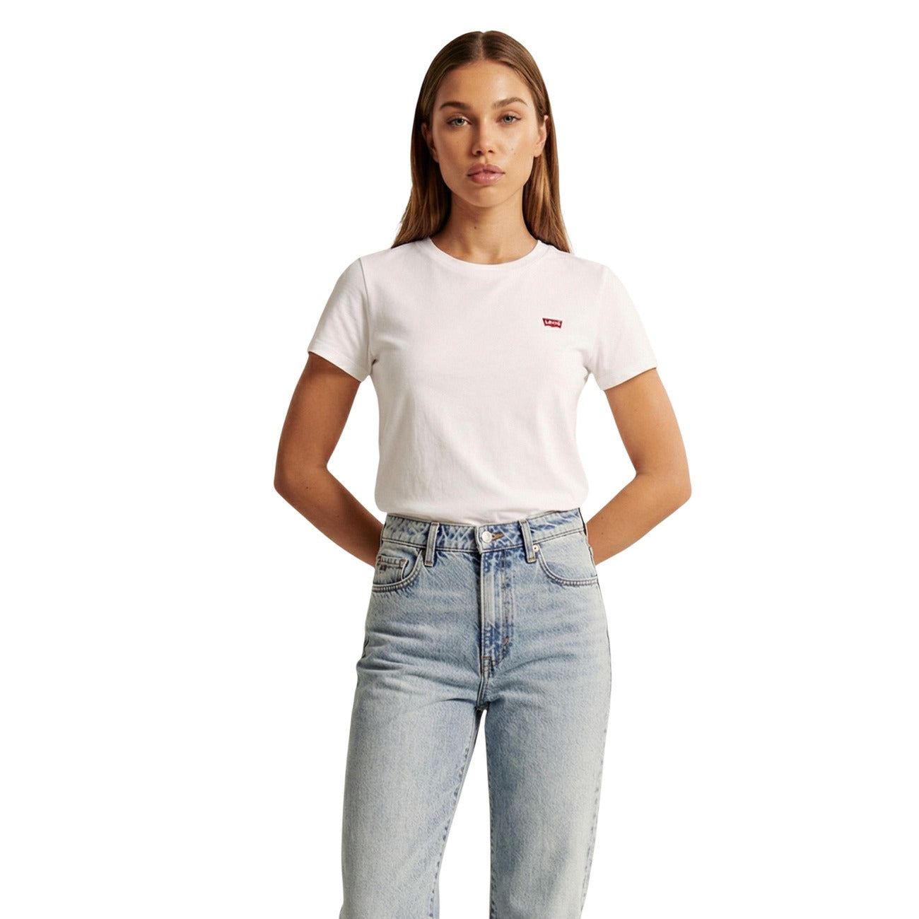 T-shirt Donna Levi's® Perfect Tee; Bianco. 100% Cotone premium leggero, vestibilità regolare, maniche corte e girocollo tondo. Logo ricamato sul petto, stile iconico ed essenziale 4 stagioni. Frontale 