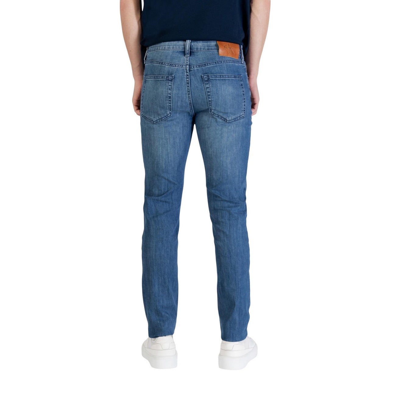 Jeans Skinny Calvin Klein; Blu. 70% Cotone, 29% Poliestere, 1% Elastan. Vestibilità super aderente, 5 tasche, chiusura con zip. Stile iconico e contemporaneo, 4 stagioni. Posteriore 