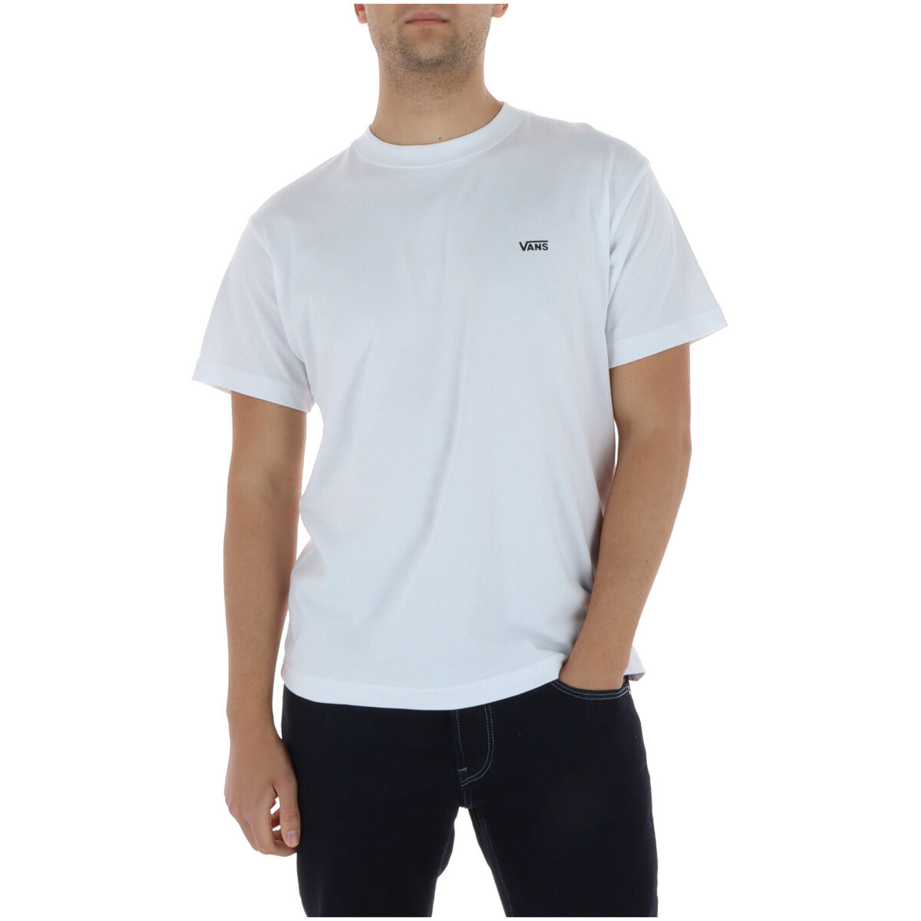Vans Left Chest Tee White; regular fit, taglio lungo, 100% cotone. La t-shirt bianca iconica ed essenziale per lo stile quotidiano. Vista frontale 