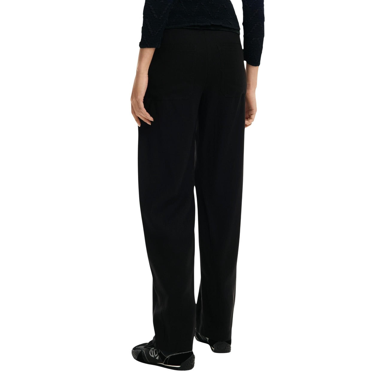 Pantaloni dritti Desigual donna neri con tasche zip bottone 92% viscosa 8% poliestere - vista laterale posteriore indossati da modello