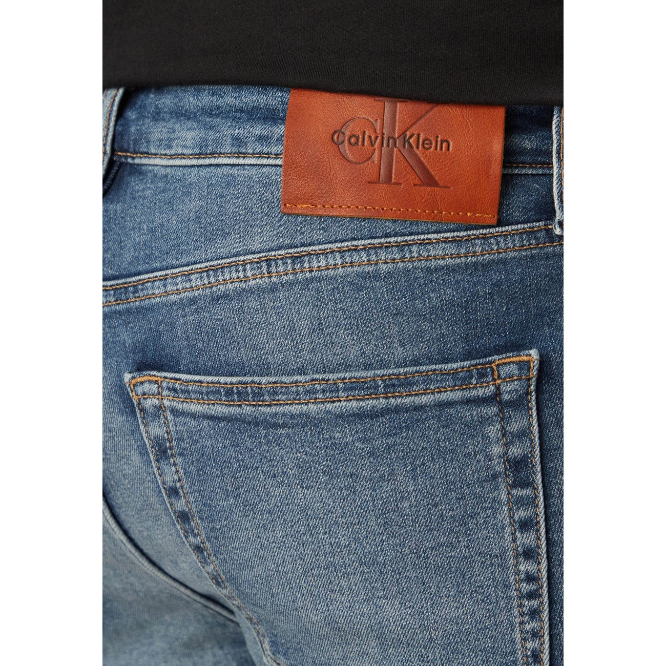 Jeans Skinny Blu Calvin Klein; Ultra Stretch. 8% Elastam per massimo comfort. Taglio 5 tasche, patch in pelle, chiusura con zip. Vestibilità aderente, flessibile e resistente. Il denim tecnico che valorizza la figura.