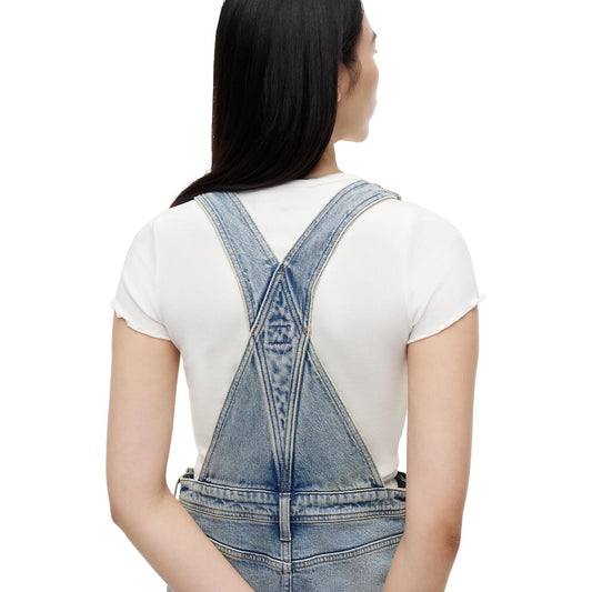 Abito salopette jeans Tommy Jeans donna modello DW0DW228741AB. Vestito corto in denim chiaro regular fit a cinque tasche con bretelle e bottoni metallici, tasca sul petto con mini bandiera logo Tommy, stile casual e streetwear in cotone biologico.
