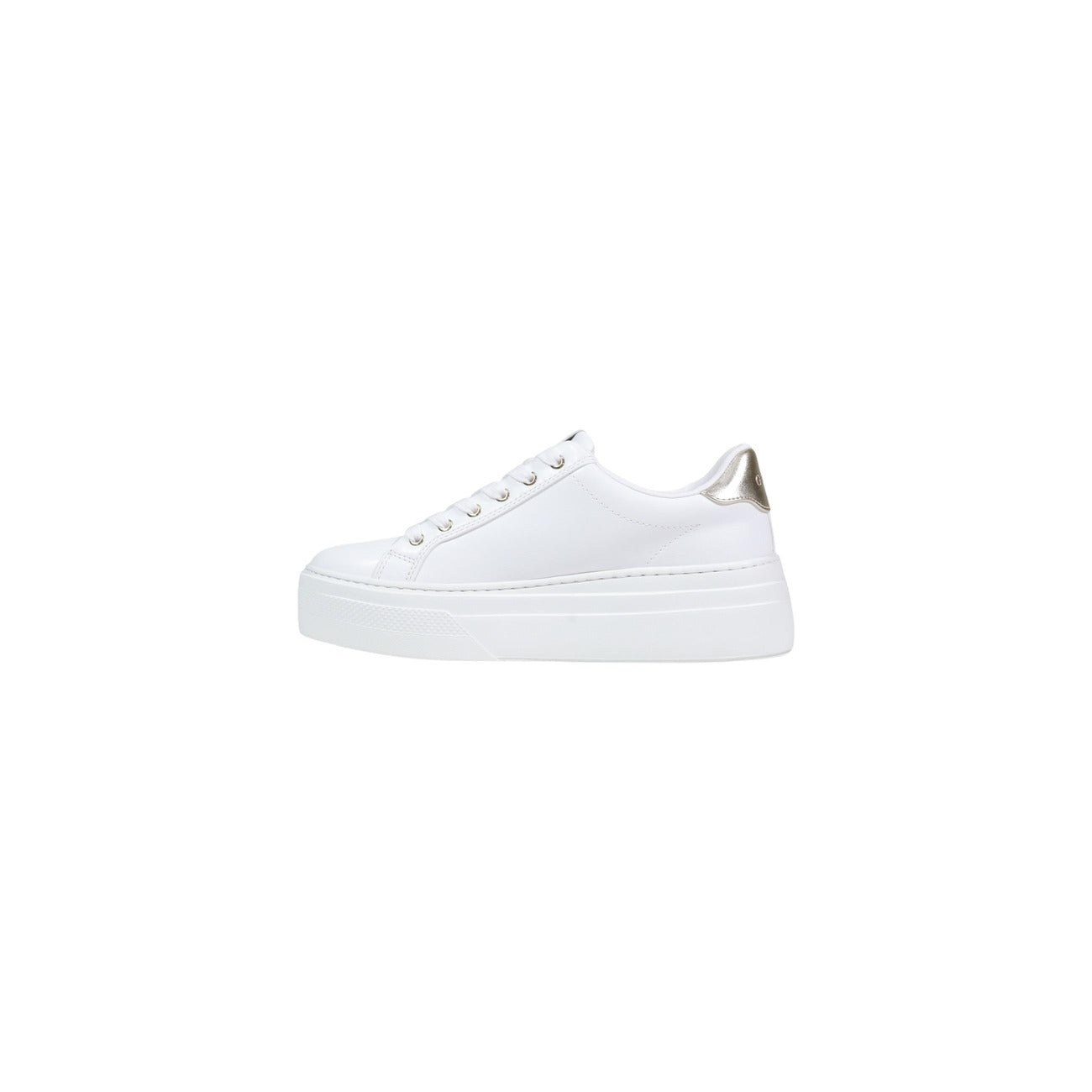 Sneakers Guess Amera Platform; 100% Poliuretano. Suola alta, logo triangolare metallico, dettaglio tallone lucido. Sneakers donna stabili, eleganti e facili da pulire per la stagione PE26.