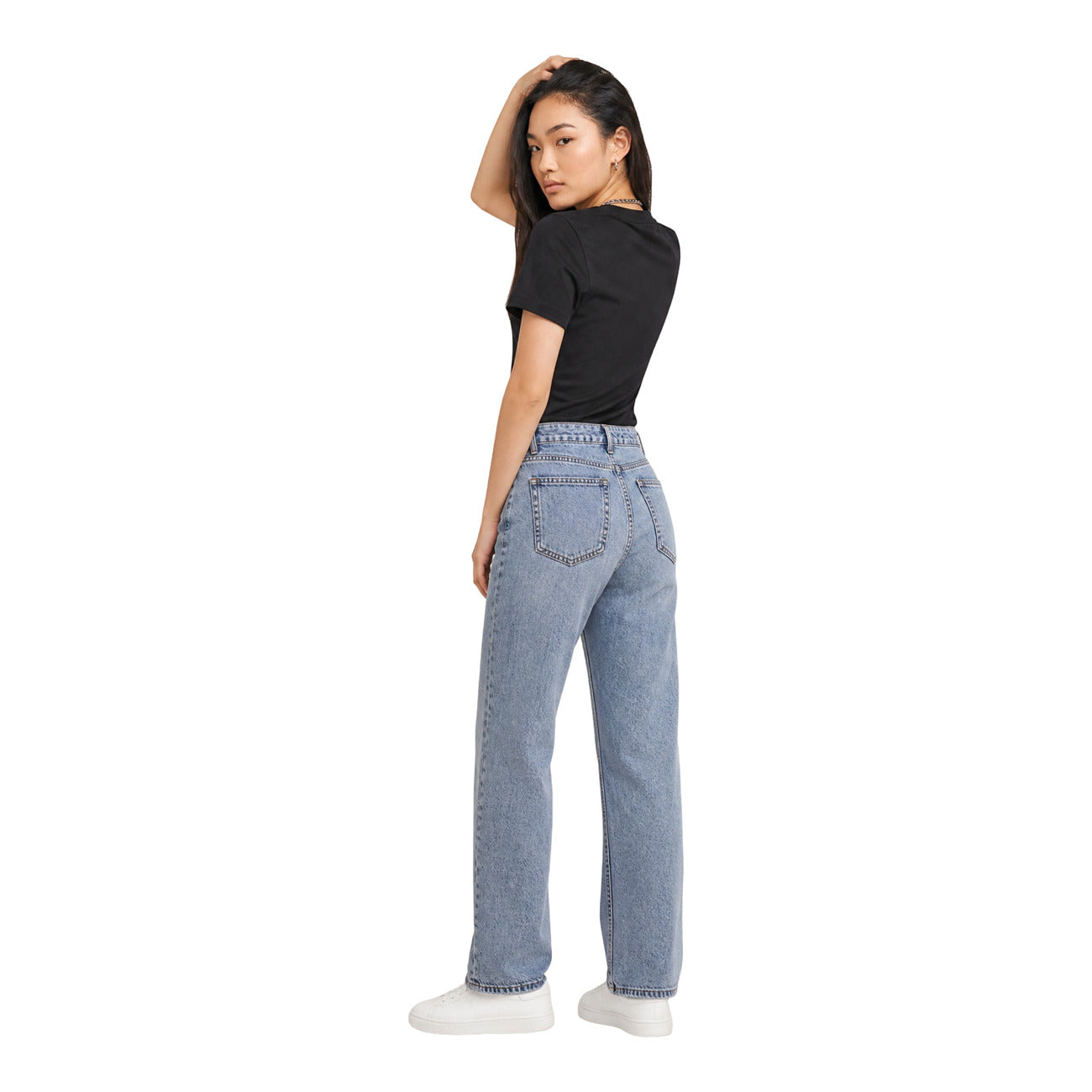 T-shirt Donna Nera Calvin Klein Jeans; 100% Cotone. Taglio regular fit, maniche corte e scollo tondo. Stampa frontale a contrasto logo 'Est. 1968 New York City', tessuto leggero stile casual-urban. Vista posteriore figura intera 
