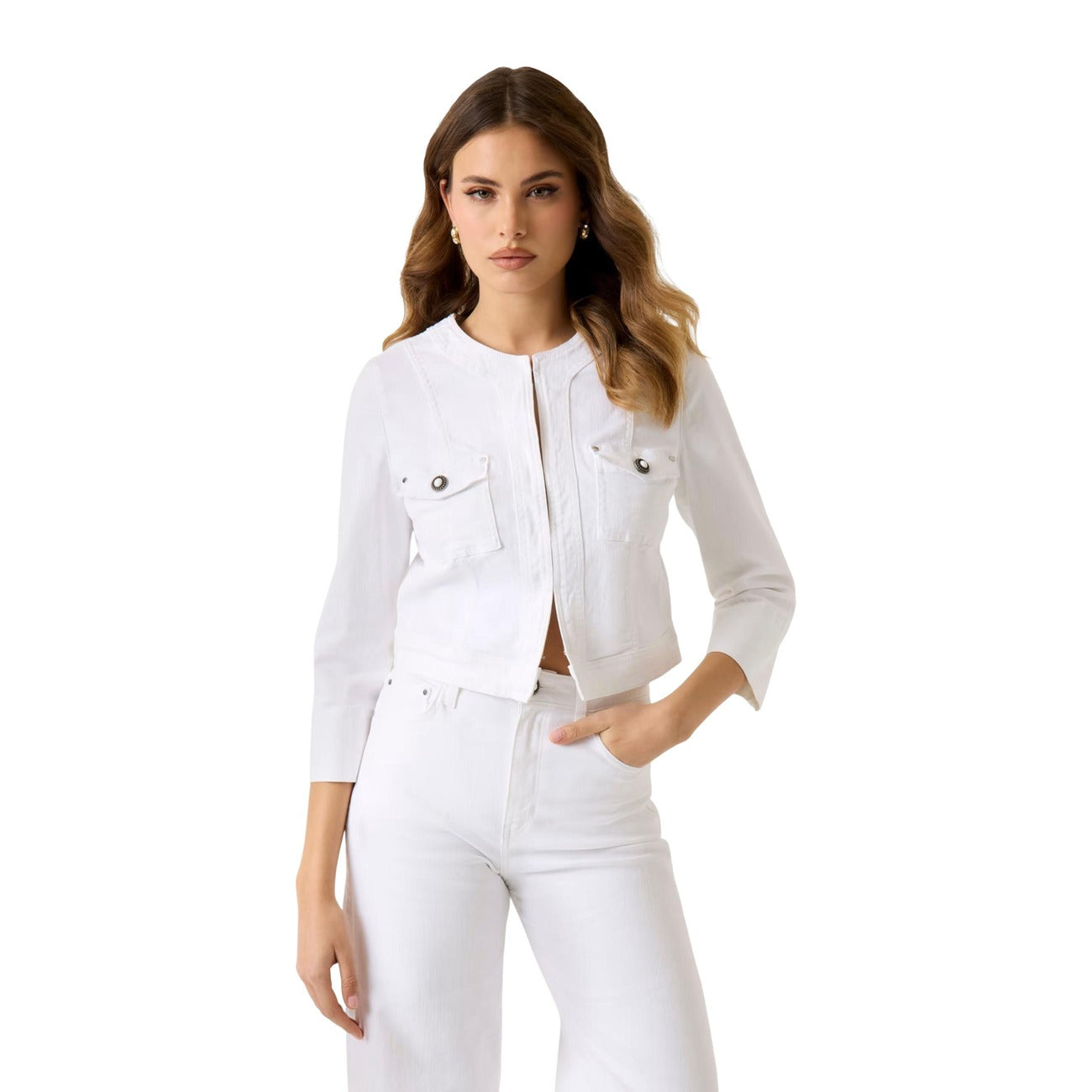 Giubbotto Crop Guess Rosalia; Bianco. 98% Cotone, 2% Elastam. Maniche 3/4, tasche con bottoni logati, chiusura zip. Elegante, leggero e versatile per la primavera 2026.