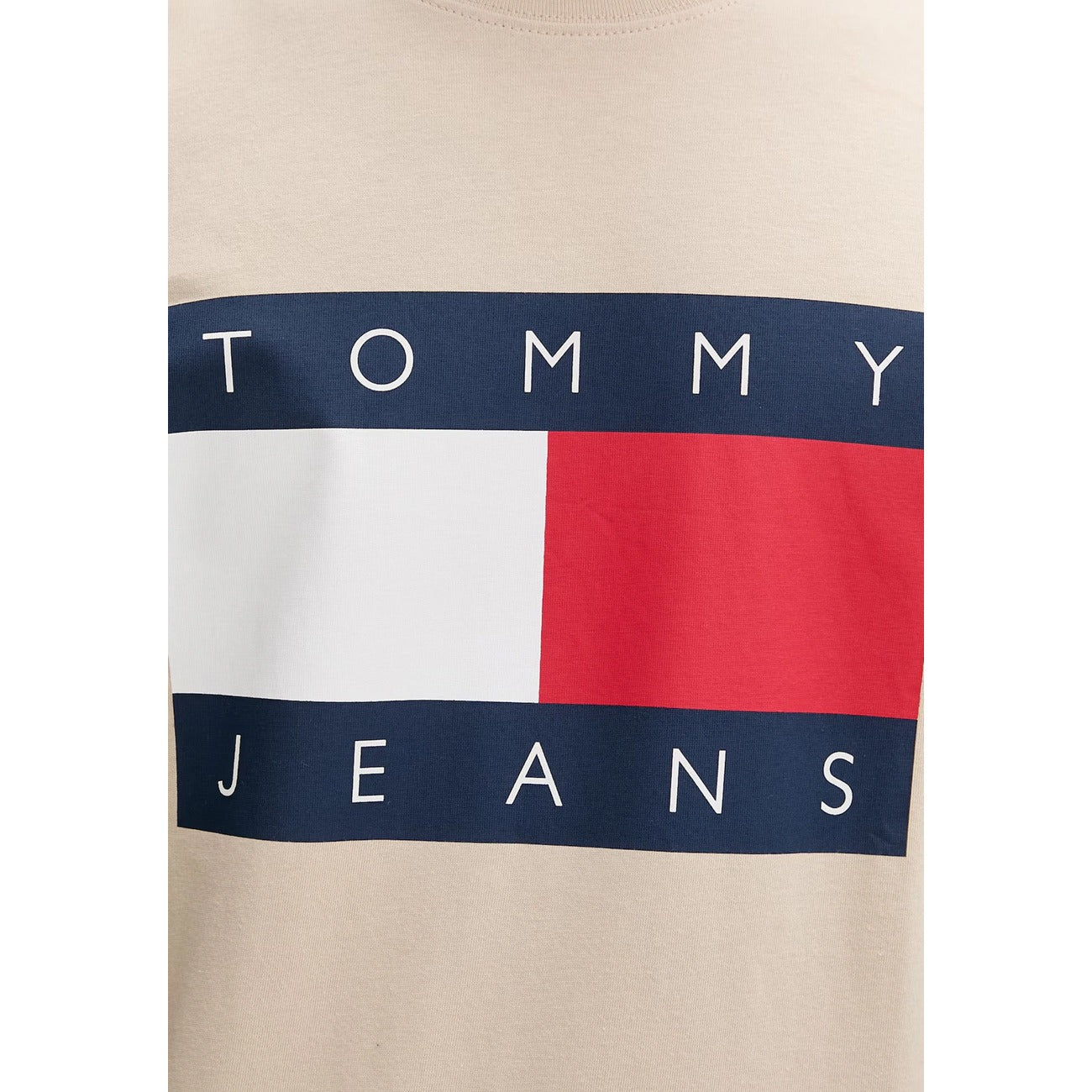 T-shirt Maniche Corte Beige Uomo Tommy Hilfiger Jeans; 100% cotone rigenerato ecosostenibile. Taglio dritto regular fit e scollo tondo girocollo. Stampa logo iconico sul petto, stile casual-luxury 4 stagioni. Dettaglio 