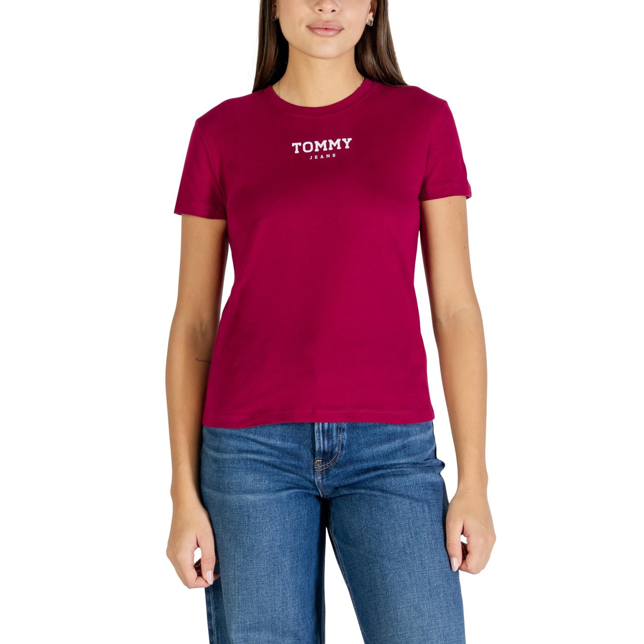 T-shirt donna Tommy Jeans; 100% cotone rigenerato, logo ricamato, maniche corte. Design minimalista e sostenibile. Colore bordeaux. Vista frontale 