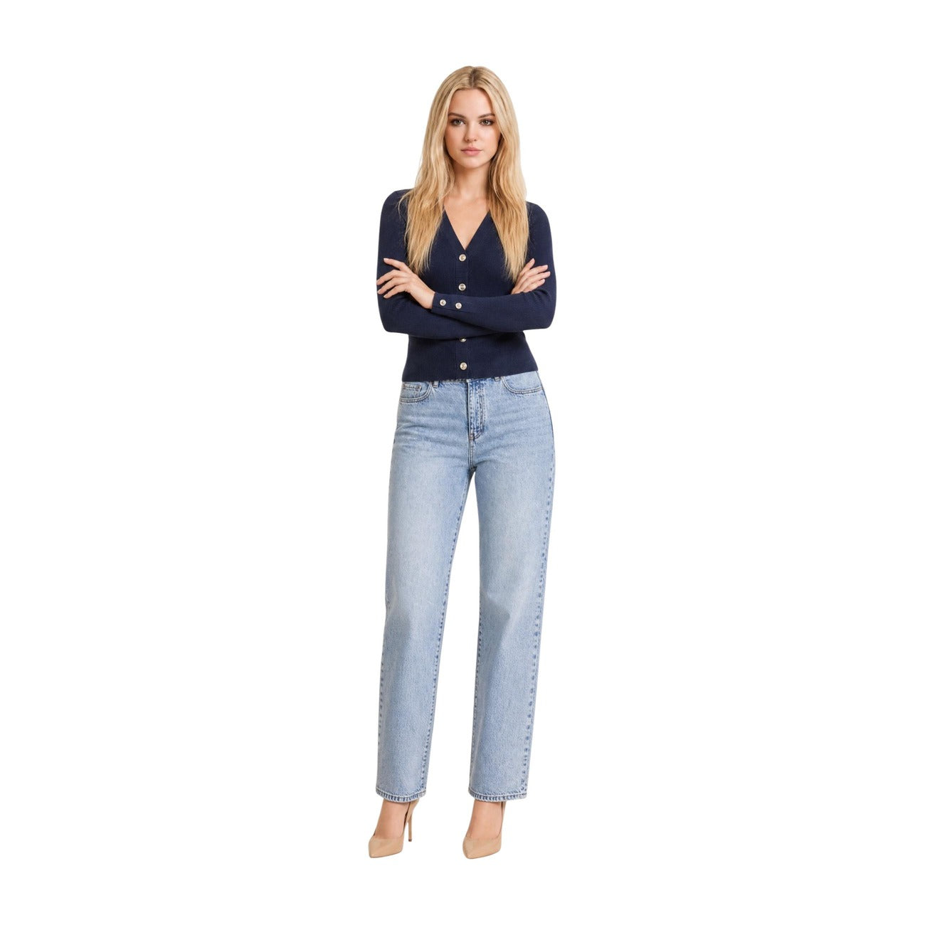 Cardigan Maglia Blu Donna Guess Ellie Cardi; Tessuto 71% viscosa e 29% poliammide a maniche lunghe con scollo a V. Chiusura con bottoni bijoux metallici e logo strass, stile da mezza stagione. Figura intera 