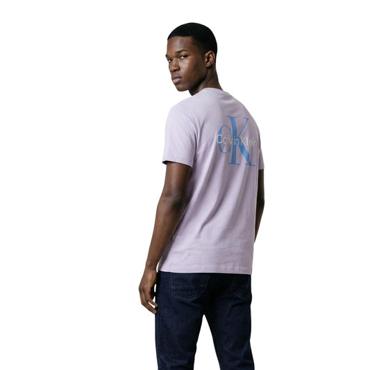 Dettaglio t-shirt Calvin Klein Jeans uomo lilla con stampa logo frontale e vestibilità regular