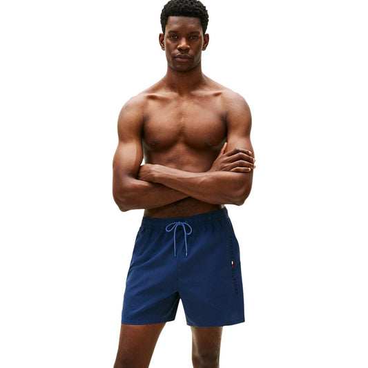 Costume Shorts Tommy Hilfiger; Righe Ithaca tono su tono. Tessuto tecnico, tasca con zip laterale, dettagli iconici sul retro. Lunghezza media, stile nautico elegante e funzionale. Frontale 