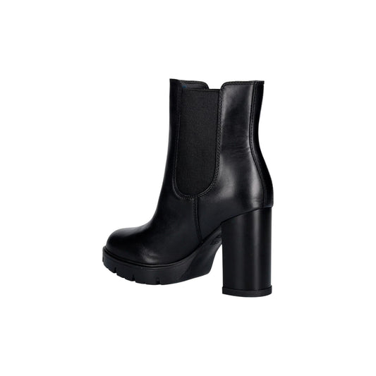Stivaletto Chelsea Tommy Jeans donna nero EN0EN03112. Tronchetti in pelle con tacco quadrato 10 cm, elastici laterali, stivale senza allacciatura pull-on con placchetta logo Tommy, collezione autunno inverno.