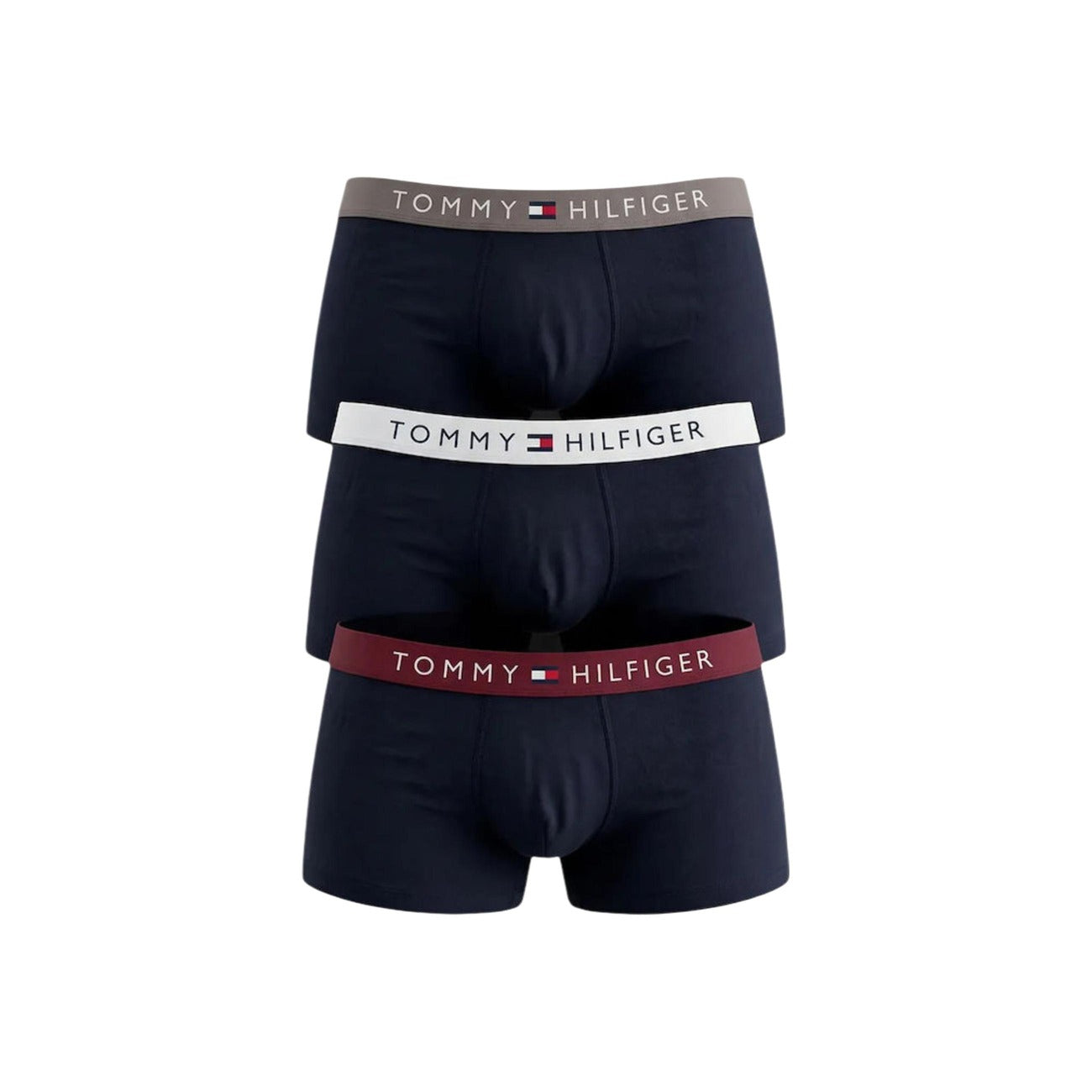 Pack 3 Boxer Trunk Tommy Hilfiger Signature; Nero. Cotone Organico Stretch, tecnologia antiumidità, elastico con logo ripetuto. Vestibilità aderente, supporto traspirante, qualità premium ecosostenibile. Fascia scritta bordeaux, grigio e bianco