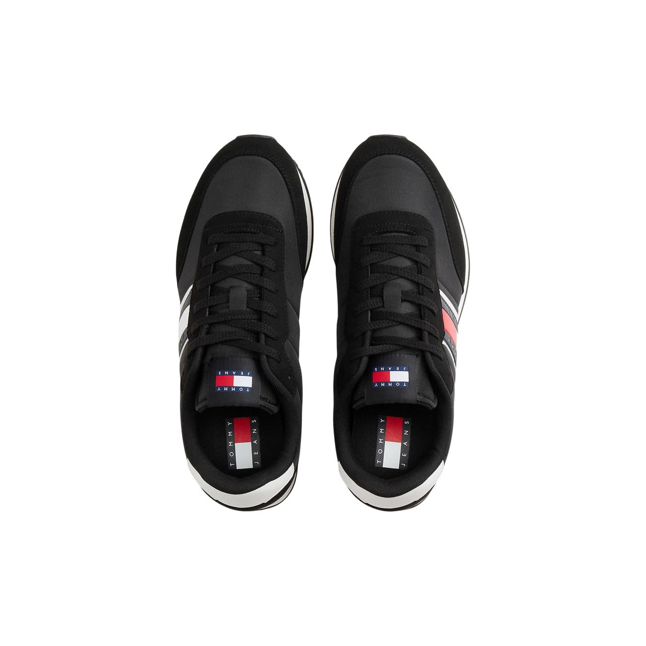 Sneakers Tommy Jeans uomo nere EM0EM01709. Scarpe sportive basse tipo runner con suola in gomma ed EVA, tomaia multimateriale nera, inserti a contrasto e logo Tommy sulla linguetta e sul lato.
