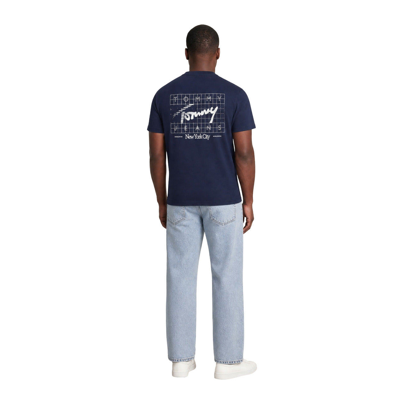 T-shirt Uomo Blu Tommy Hilfiger Jeans; Cotone Rigenerato. Taglio regular fit, scollo a girocollo e maniche corte. Stampa grafica 'New York City' fronte/retro e micro bandierina sulla manica, stile casual leggero. Vista Posteriore figura intera 