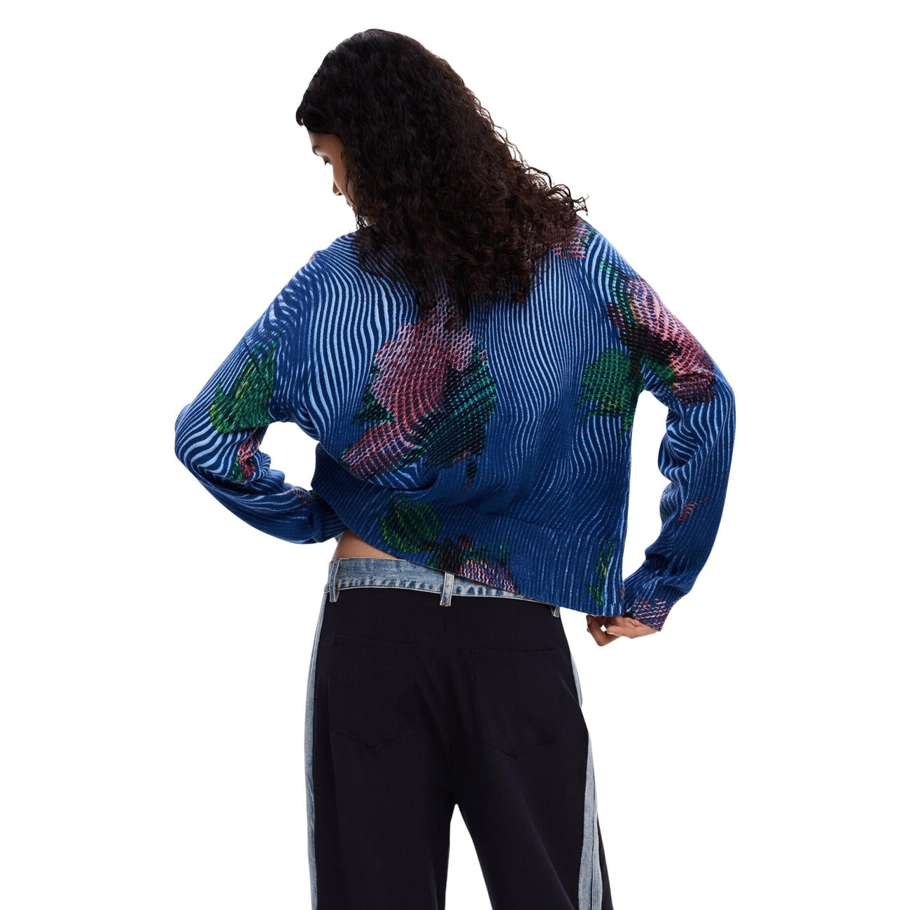 Cardigan Desigual donna blu floreale con bottoni manica lunga scollo a V 99% cotone 1% acrilico - vista posteriore indossato da modello
