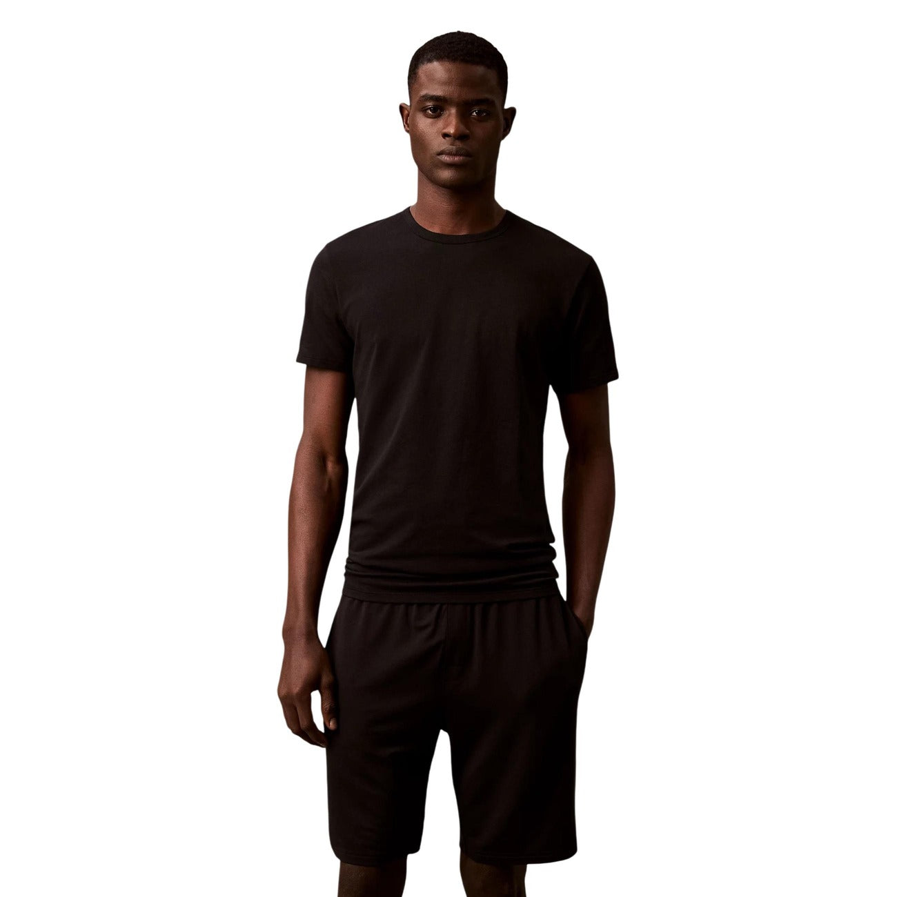 Multipack 3 T-shirt Calvin Klein, cotone stretch traspirante, vestibilità slim e logo monogramma ricamato; magliette girocollo uomo per il massimo comfort e stile essenziale. Indossata da modella 