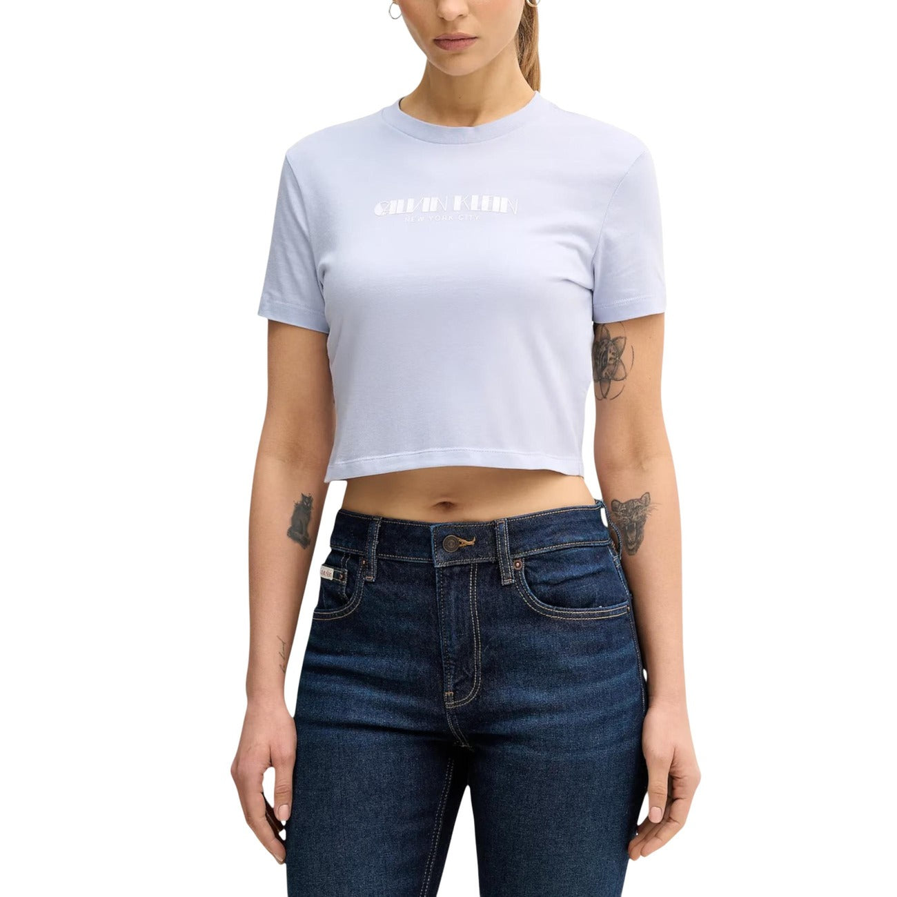 T-shirt corta logata Calvin Klein; 100% cotone, relaxed fit, taglio crop, maniche corte. Stile iconico e confortevole. Colore lilla. Vista frontale 