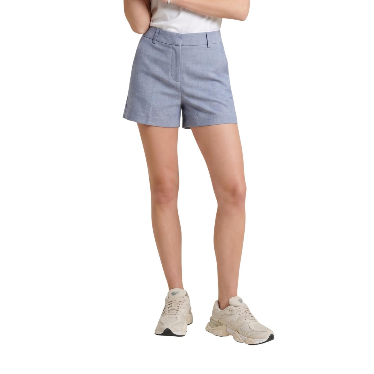 Only Onllinda Bermuda Sartoriali; Azzurro Melange. 50% Poliestere Riciclato, 3% Elastam. Vita alta, pieghe frontali, chiusura con gancio e zip. Stile elegante e leggero per la stagione estiva. Vista frontale 