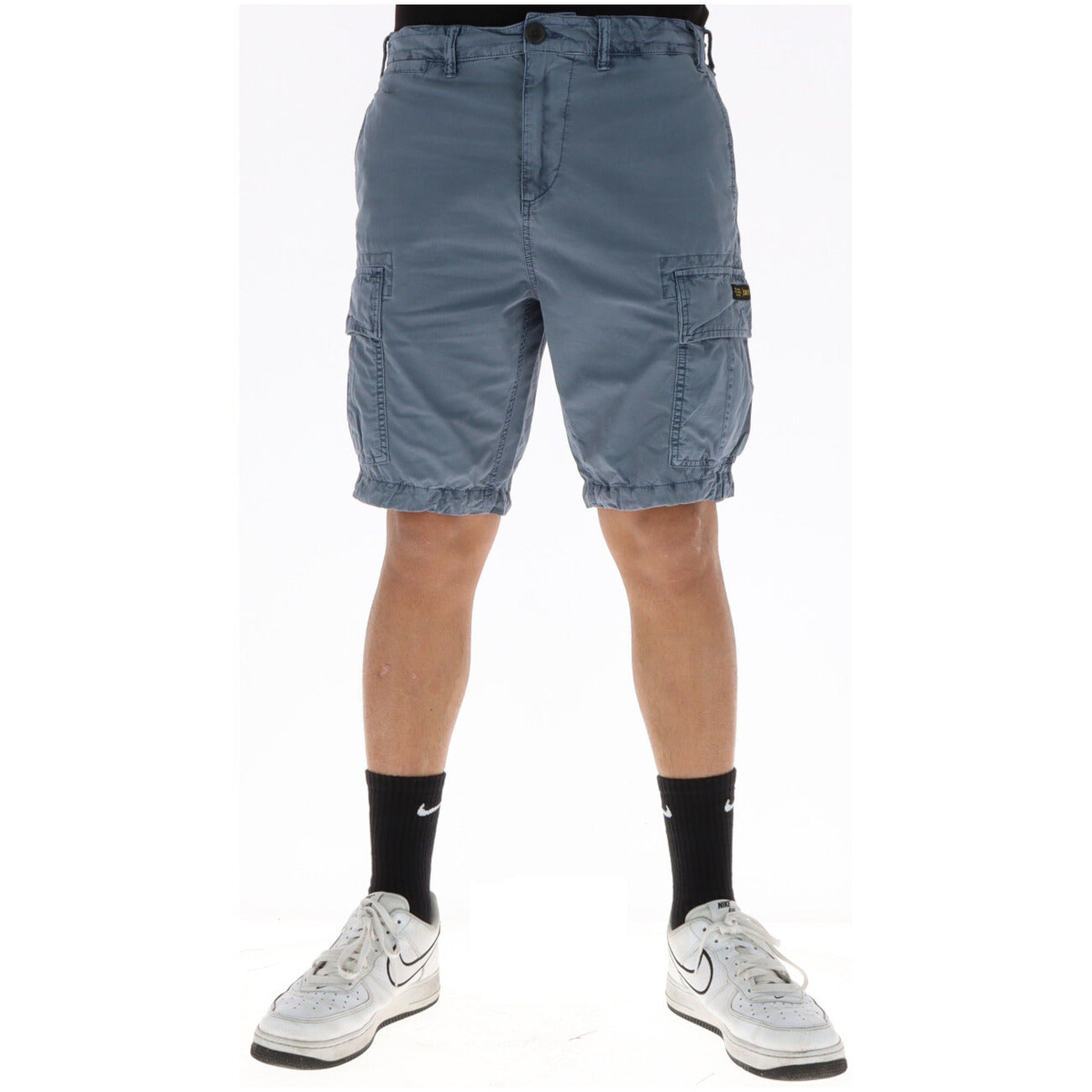 Bermuda Cargo Superdry Azzurro grigio ; 100% Cotone Twill. Sei tasche funzionali, vestibilità dritta, patch logo. Tessuto resistente e traspirante. Ideale per il tempo libero e l'estate. 