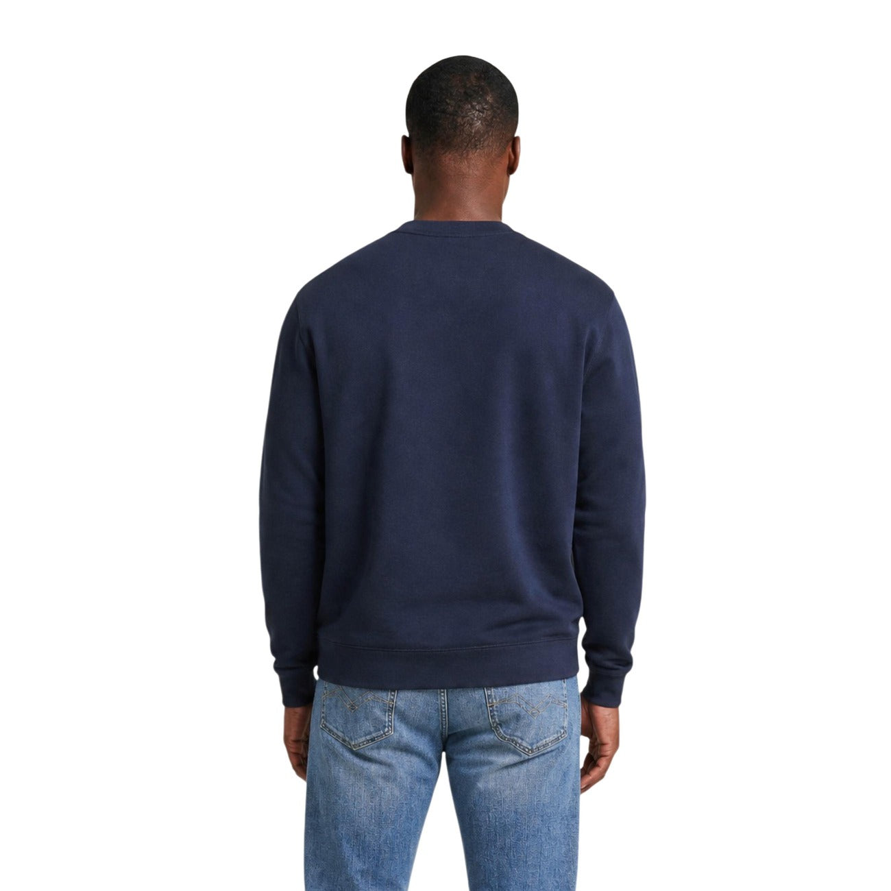 Felpa Girocollo blu navy Calvin Klein Jeans; Interno Felpato. Logo frontale, finiture a costine, misto cotone resistente. Versatile, iconica e confortevole per ogni giorno. Vista posteriore 