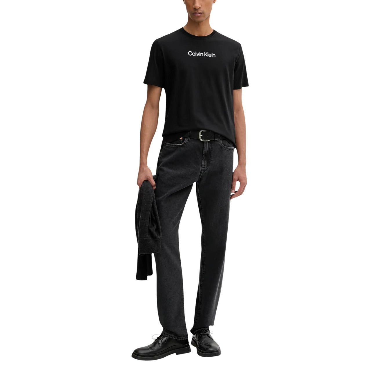 Calvin Klein T-shirt Logo; 100% cotone premium, manica corta, vestibilità regolare. Il capo base essenziale per il guardaroba maschile firmato CK. Colore nero. Vista frontale indossata da modello 