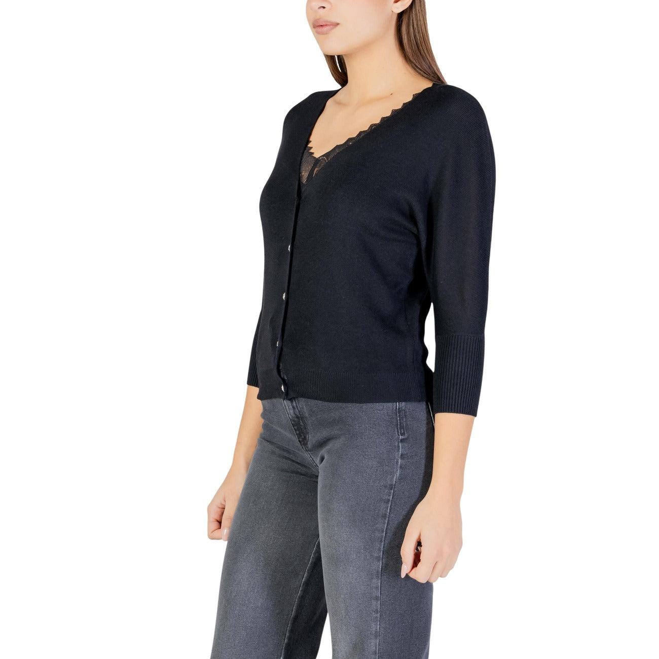Cardigan Nero Morgan De Toi; Misto Lana. Scollo a V, bottoni delicati, maniche 3/4. Vestibilità regolare, stile casual-chic per la mezza stagione. Laterale 