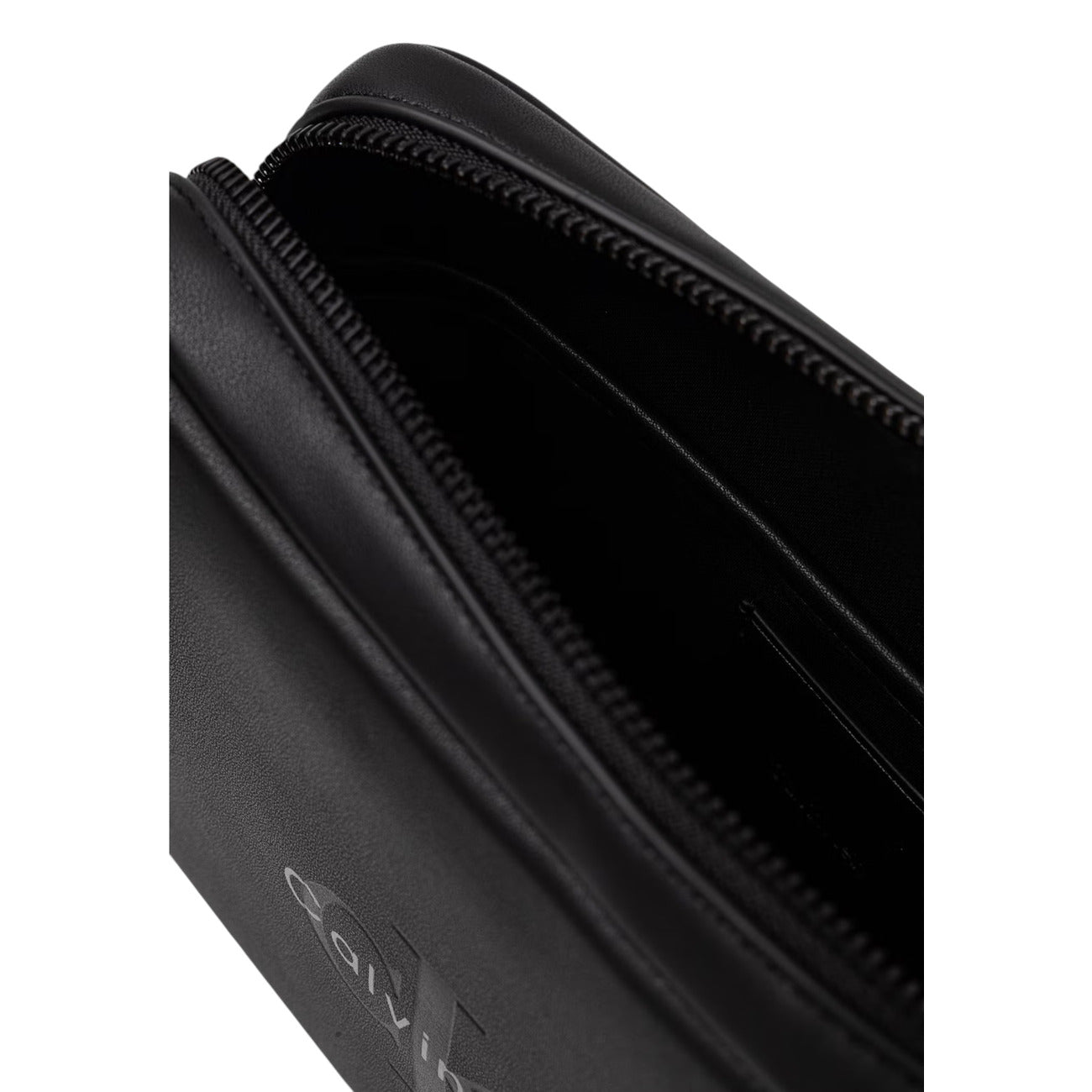 Pochette Uomo Calvin Klein Bold Pouch; Nero. 100% Poliuretano, chiusura con zip, manico laterale rimovibile. Struttura compatta e capiente (22x15 cm), stile casual-elegante 4 stagioni. Vista apertura 