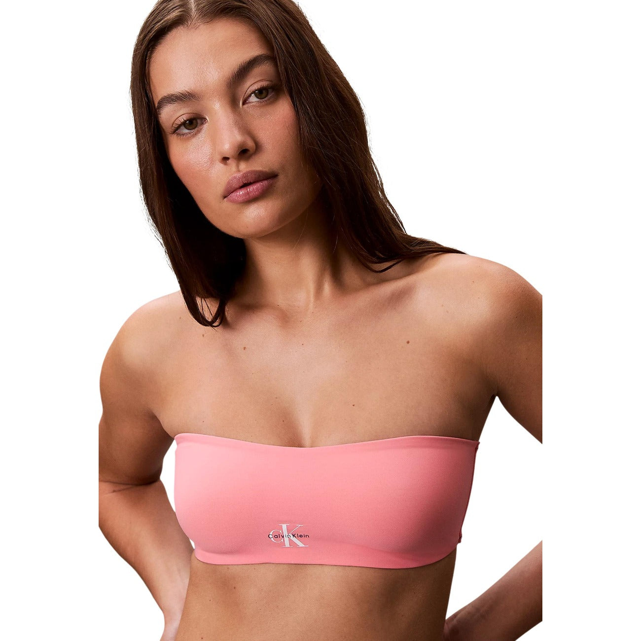 Bikini Bandeau Calvin Klein; rosa. 67% Nylon riciclato, 33% Elastam. Modello a fascia, logo frontale, chiusura con nodo. Sostegno eccellente, asciugatura rapida e stile sostenibile.