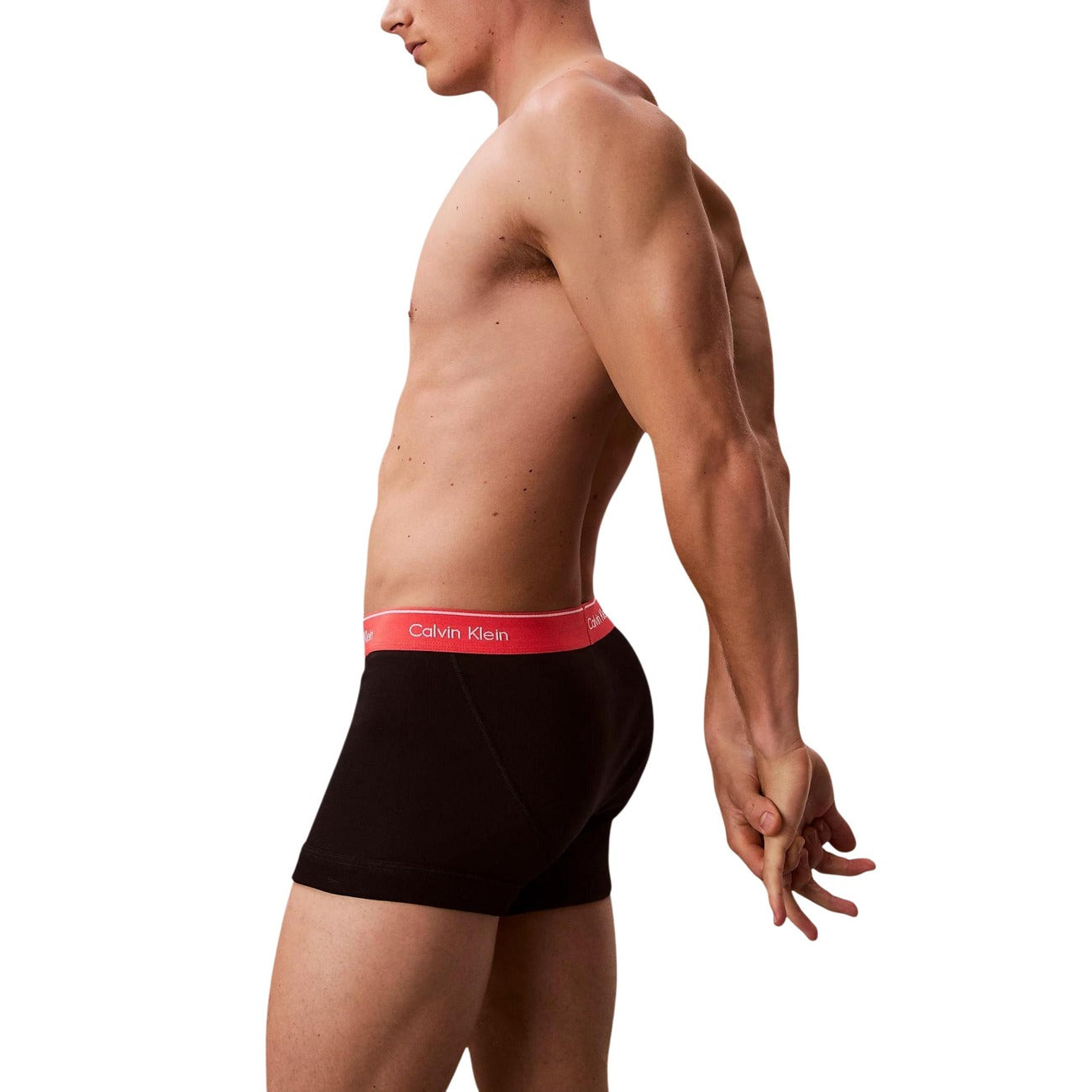 Pack 3 Boxer Trunk CK; Nero. 100% Cotone premium, fascia elastica logata, supporto ottimale. Design corto, traspirante e resistente. Un classico indispensabile per ogni stagione. Vista laterale 