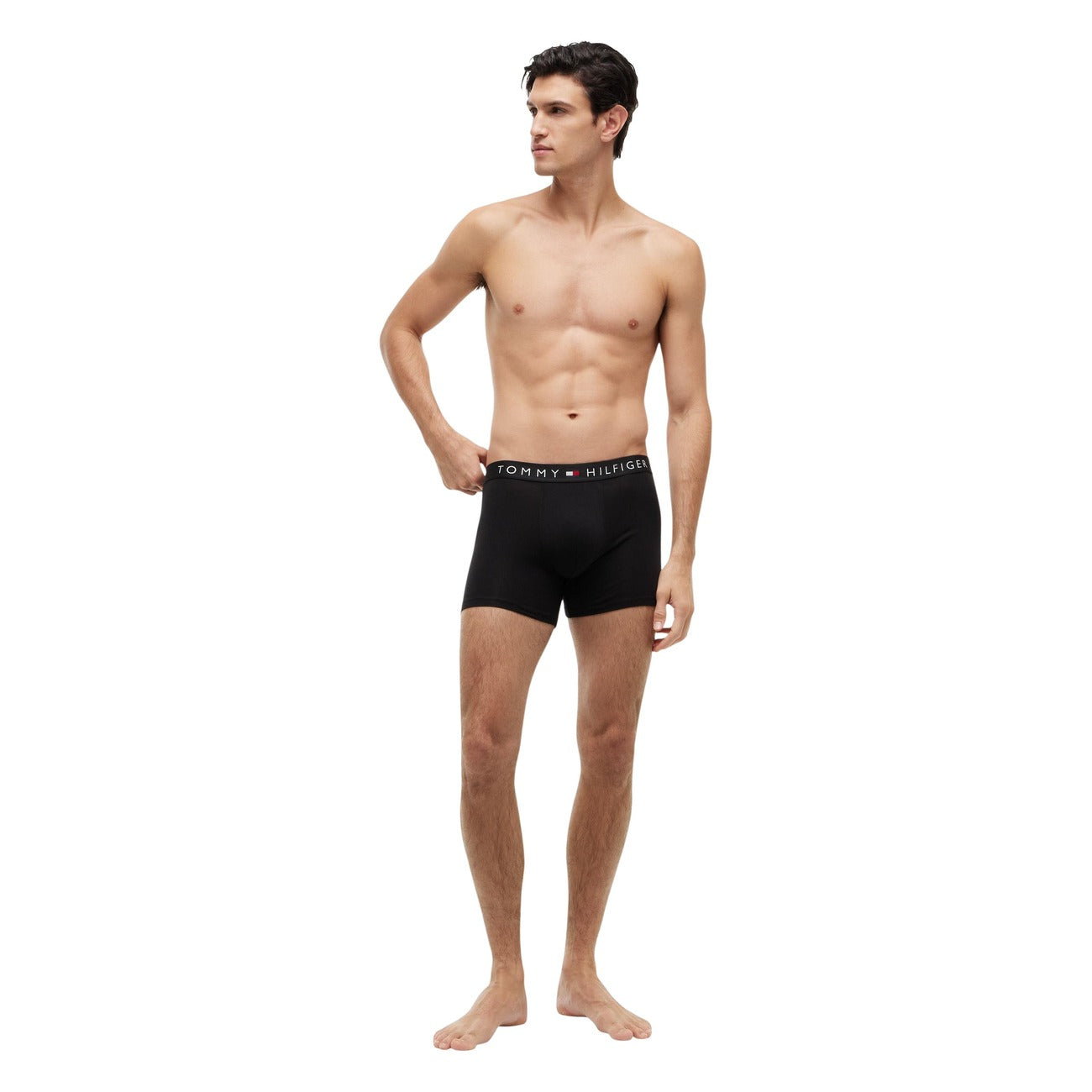 Pack 3 Boxer Brief Tommy Hilfiger; Nero. 95% Cotone Rigenerato, 5% Elastam. Fascia logata coordinata, vestibilità stretch aderente, tessuto traspirante. Intimo di alta qualità per ogni stagione. Figura intera 