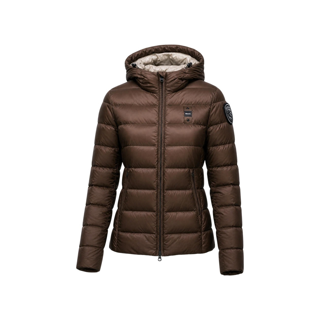 Piumino donna Blauer marrone Charme 26WBLDC03037. Giubbotto corto da donna marrone slim fit trapuntato orizzontale con cappuccio avvolgente, zip doppio cursore e logo Blauer su petto e manica, giacca invernale calda e casual chic.