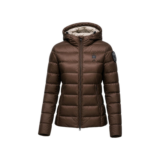 Piumino donna Blauer marrone Charme 26WBLDC03037. Giubbotto corto da donna marrone slim fit trapuntato orizzontale con cappuccio avvolgente, zip doppio cursore e logo Blauer su petto e manica, giacca invernale calda e casual chic.