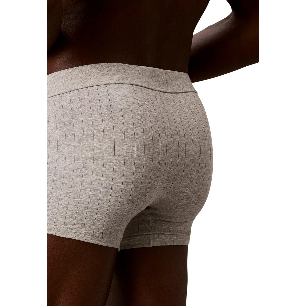Boxer Uomo grigio Calvin Klein Trunk; Modello corto aderente in cotone e lycra elasticizzata. Tessuto a righe verticali tono su tono con etichetta logo New York City sulla vita elastica, stile casual-luxury 4 stagioni.