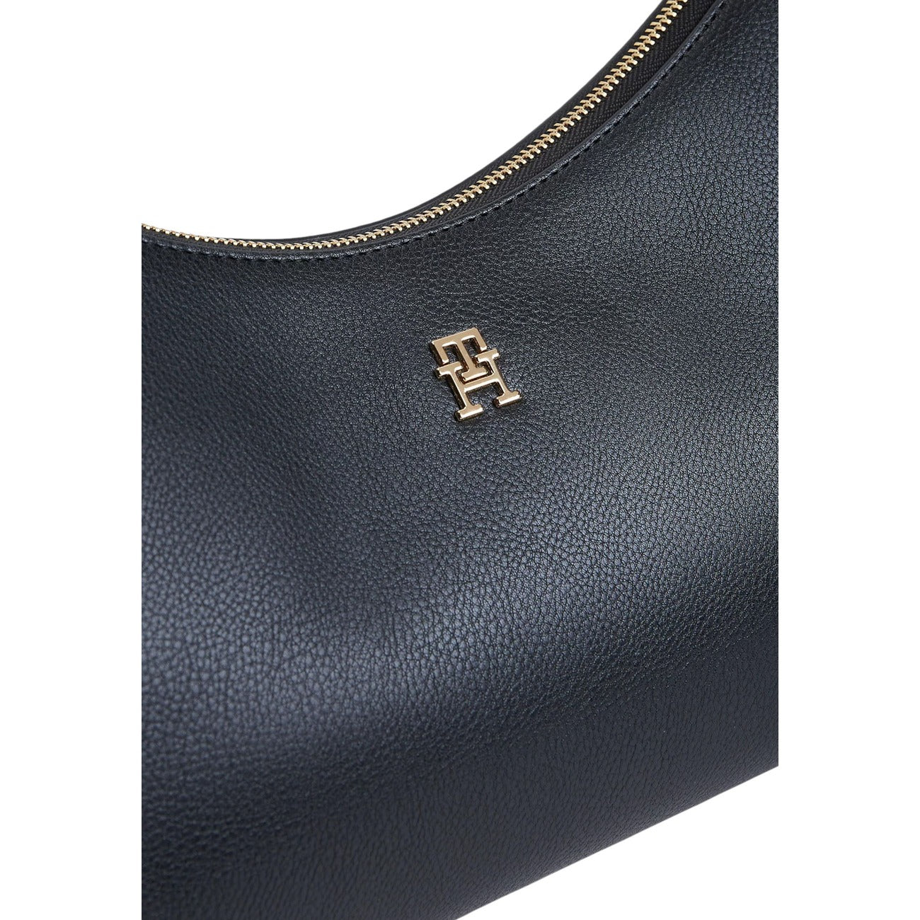 Borsa a Mezzaluna Donna Tommy Hilfiger; Nero. Finitura zigrinata, silhouette curva con zip, tracolla rimovibile e portamonete esterno. Monogramma TH dorato, scomparto extra-large (37,5x23,5 cm) e capienza 6 litri. Dettaglio logo 