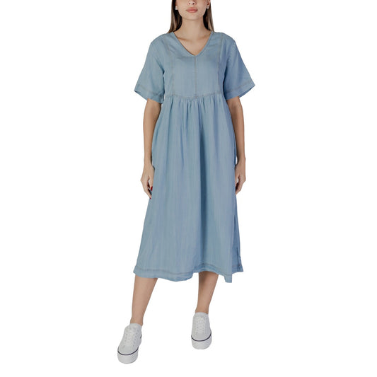 Abito midi B.young azzurro con maniche corte e scollo a V - vista frontale