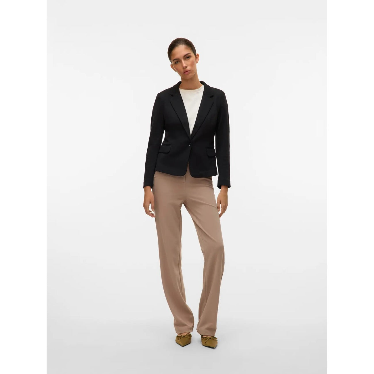 Blazer Monopetto Donna Nero Vero Moda; Giacca regular fit in misto cotone e poliestere con scollo a V e colletto a reverse. Maniche lunghe e chiusura con bottoni, stile casual-chic primavera-estate. Figura intera frontale 