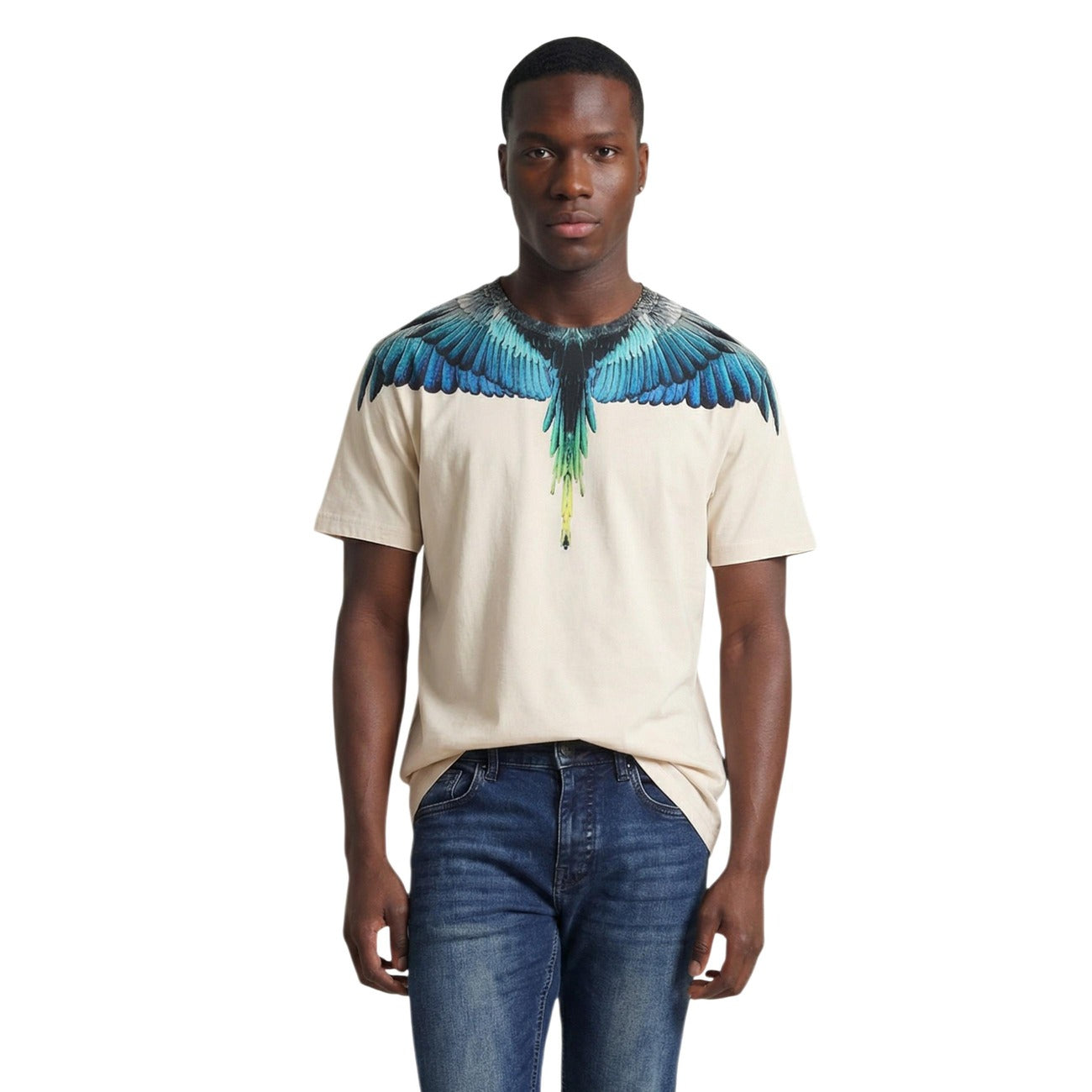 T-shirt County of Milan Wings; 100% Cotone. Grafica ali su spalle e petto, vestibilità regular. Maglia uomo iconica, fresca e confortevole per la stagione PE26. Vista frontale 