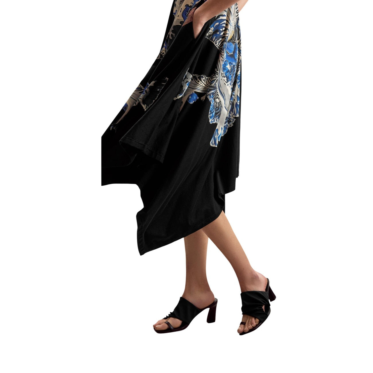 Abito Desigual x Lacroix; Nero/Fiori. 95% Cotone, 5% Lycra. Scollo quadrato, spalline, orlo asimmetrico. Maxi stampa floreale laterale, fit regular, collezione Primavera/Estate 2026.